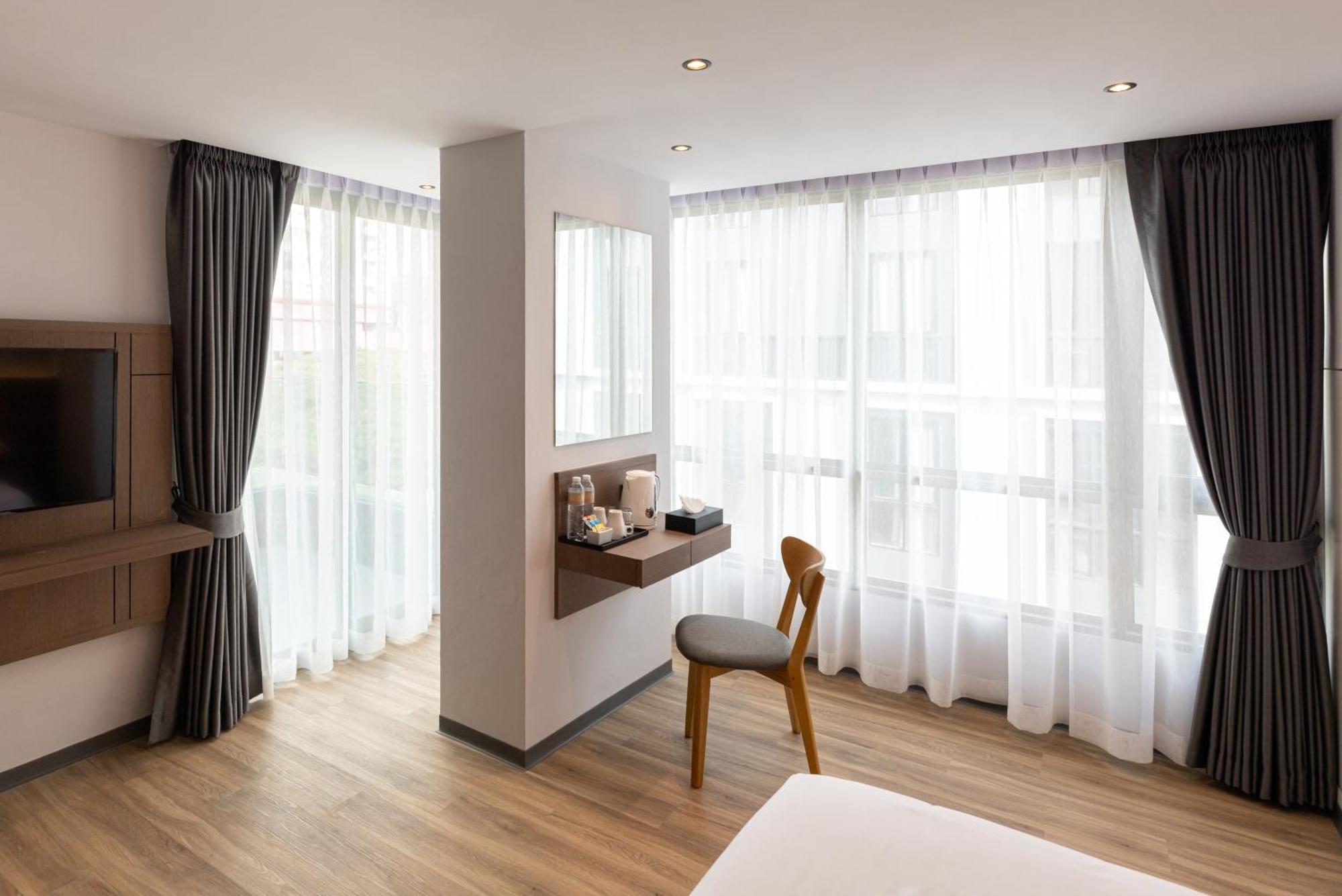 Pure Eleven Hotel Bangkok Makkasan Exterior photo