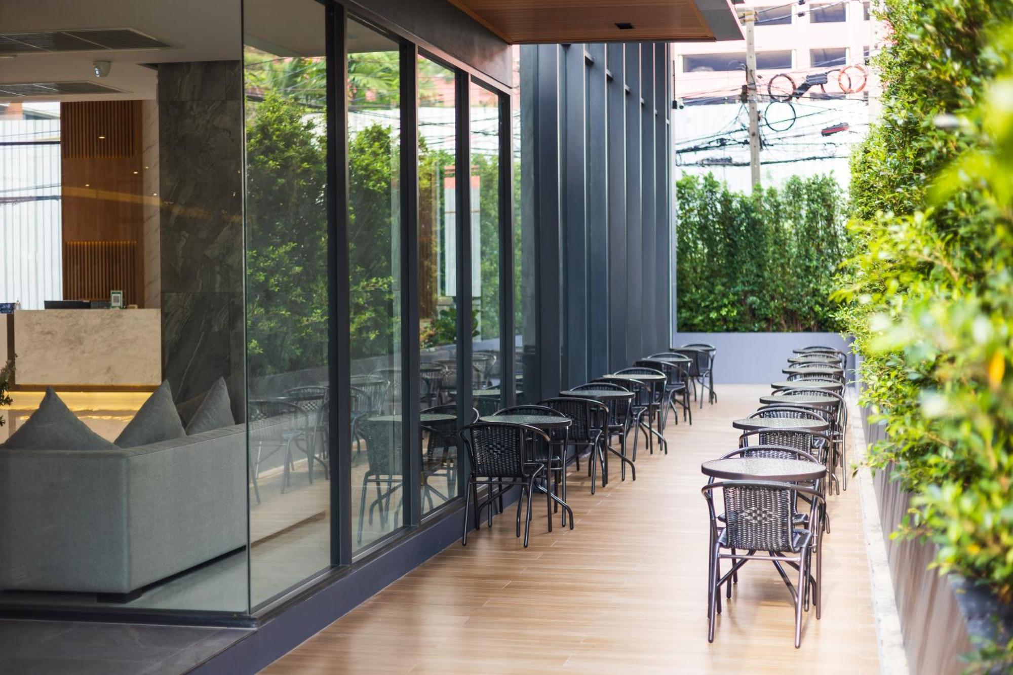 Pure Eleven Hotel Bangkok Makkasan Exterior photo