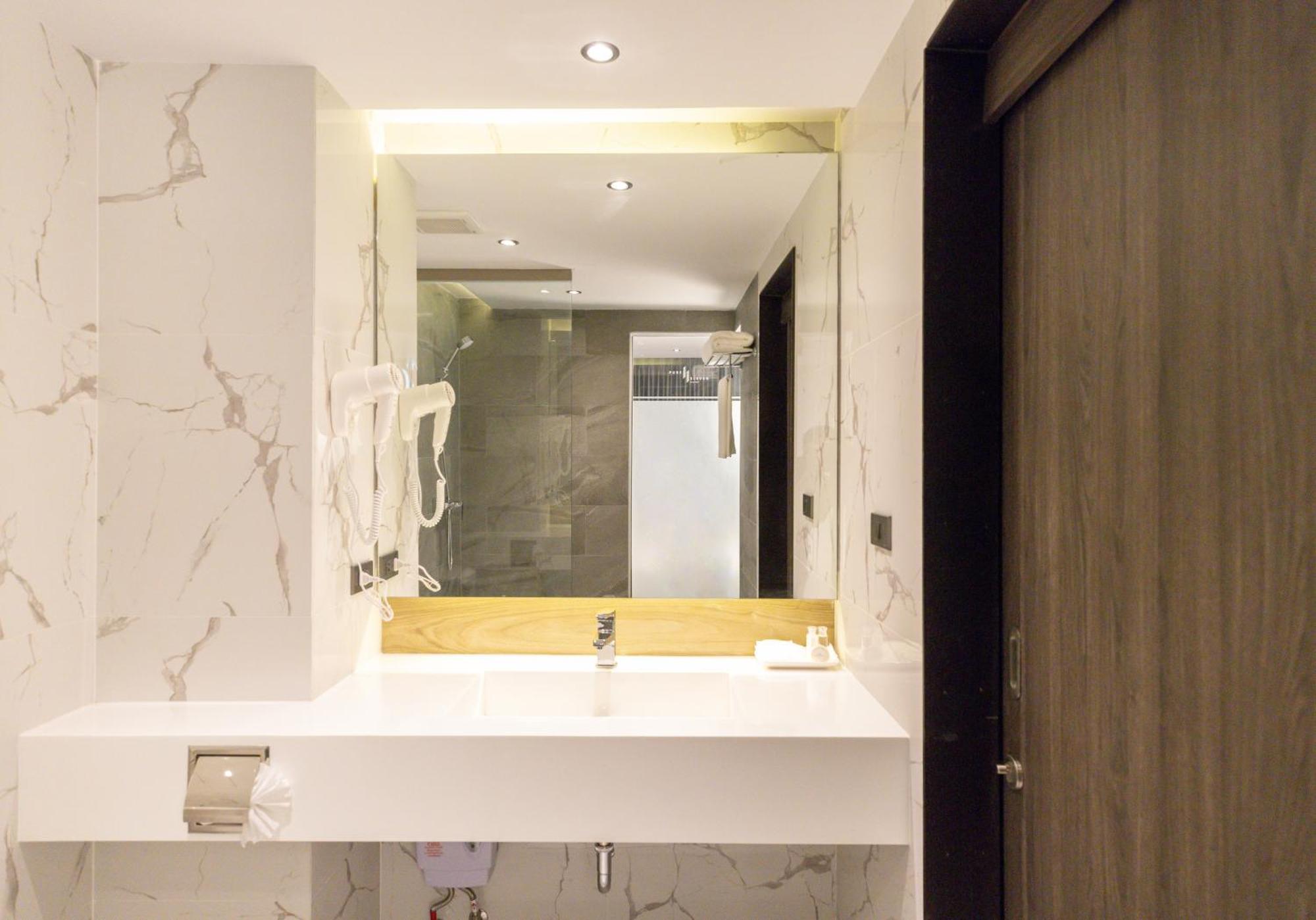 Pure Eleven Hotel Bangkok Makkasan Exterior photo
